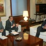 Ángel Martínez, Juan Amorós y Ramón Luis Valcárcel durante la reunión de ayer en el Palacio de San Esteban
