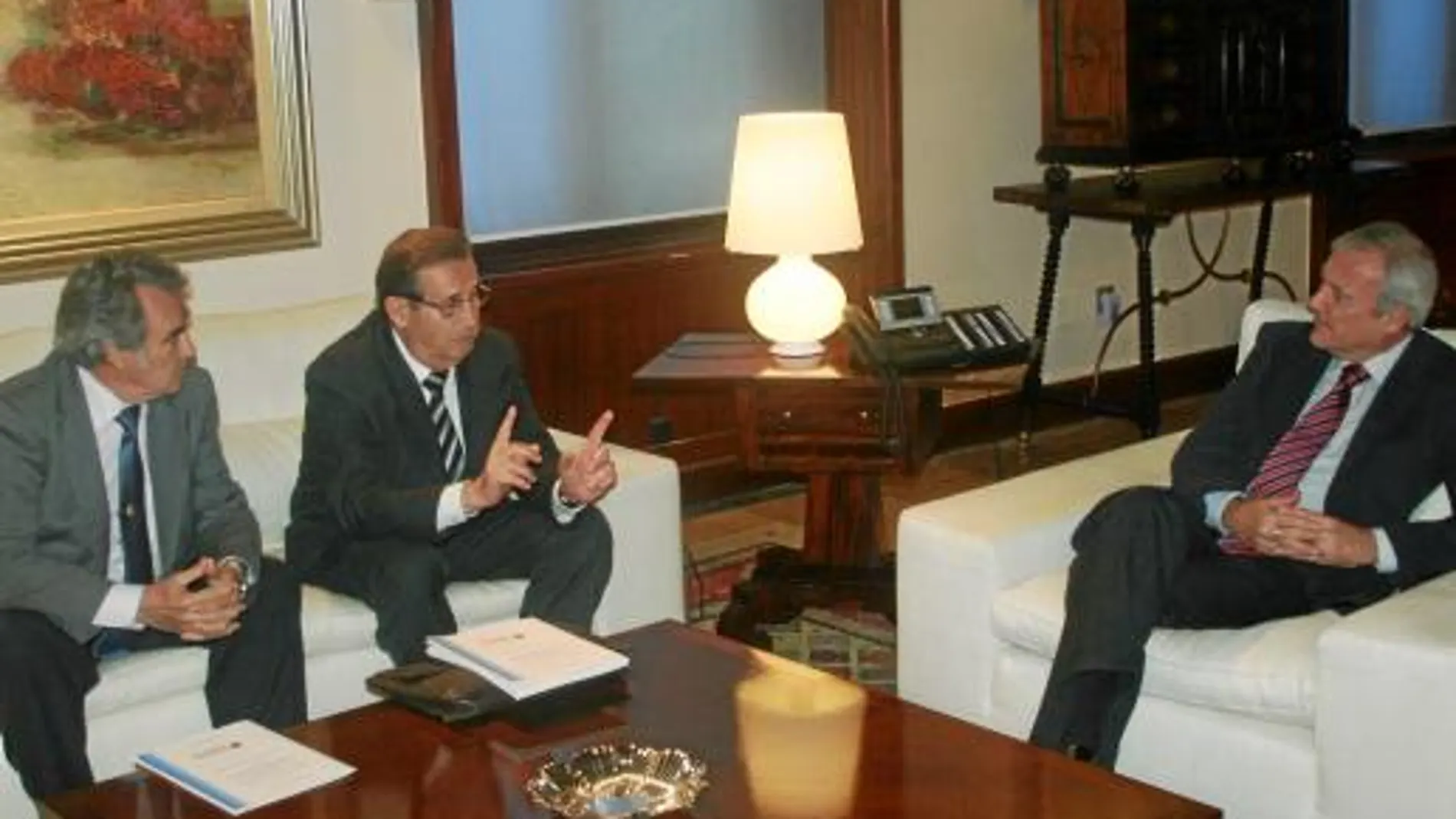 Ángel Martínez, Juan Amorós y Ramón Luis Valcárcel durante la reunión de ayer en el Palacio de San Esteban
