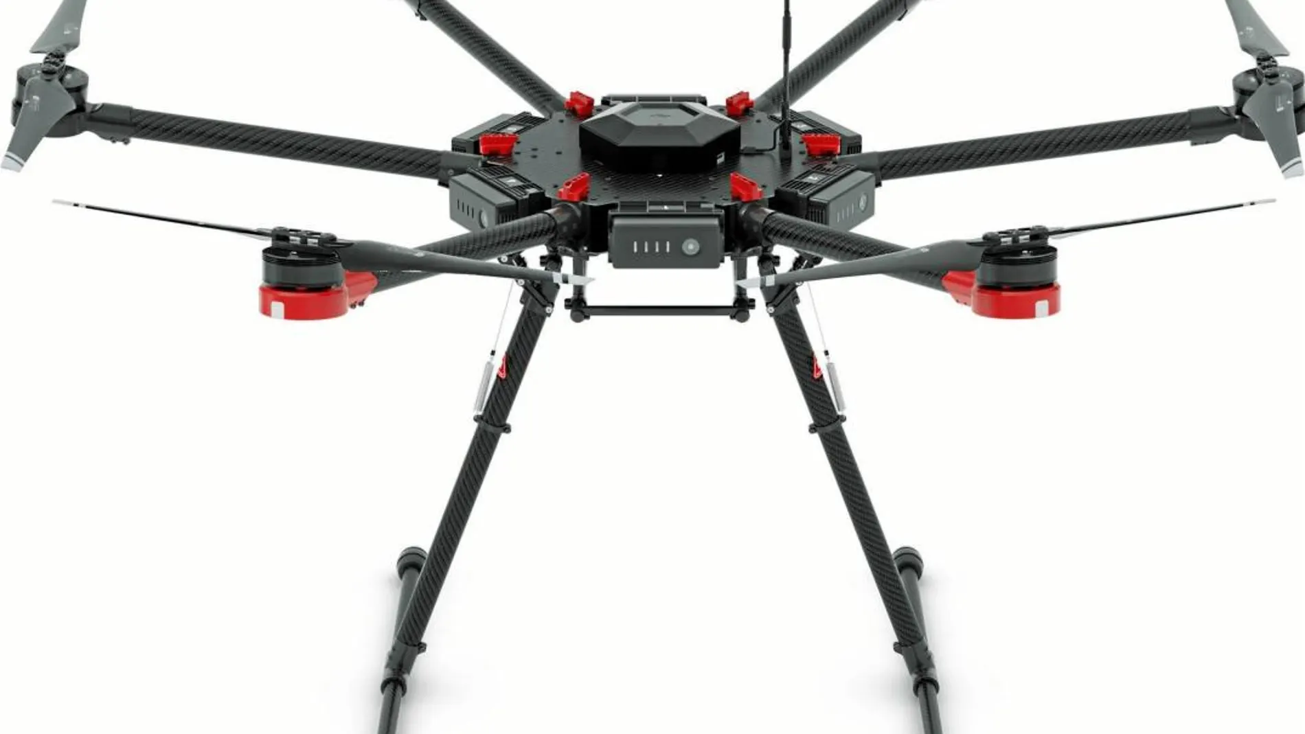 DJI-M600 cuesta unos 3.800 euros en Amazon. Un curso de pilotaje de drones, unos 600. Resulta relativamente barato manejar este potencial arma