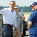 El presidente Barack Obama dialoga con personal de la Guardia Costera de EE UU a su llegada al aeropuerto, en Gulfport, Mississippi