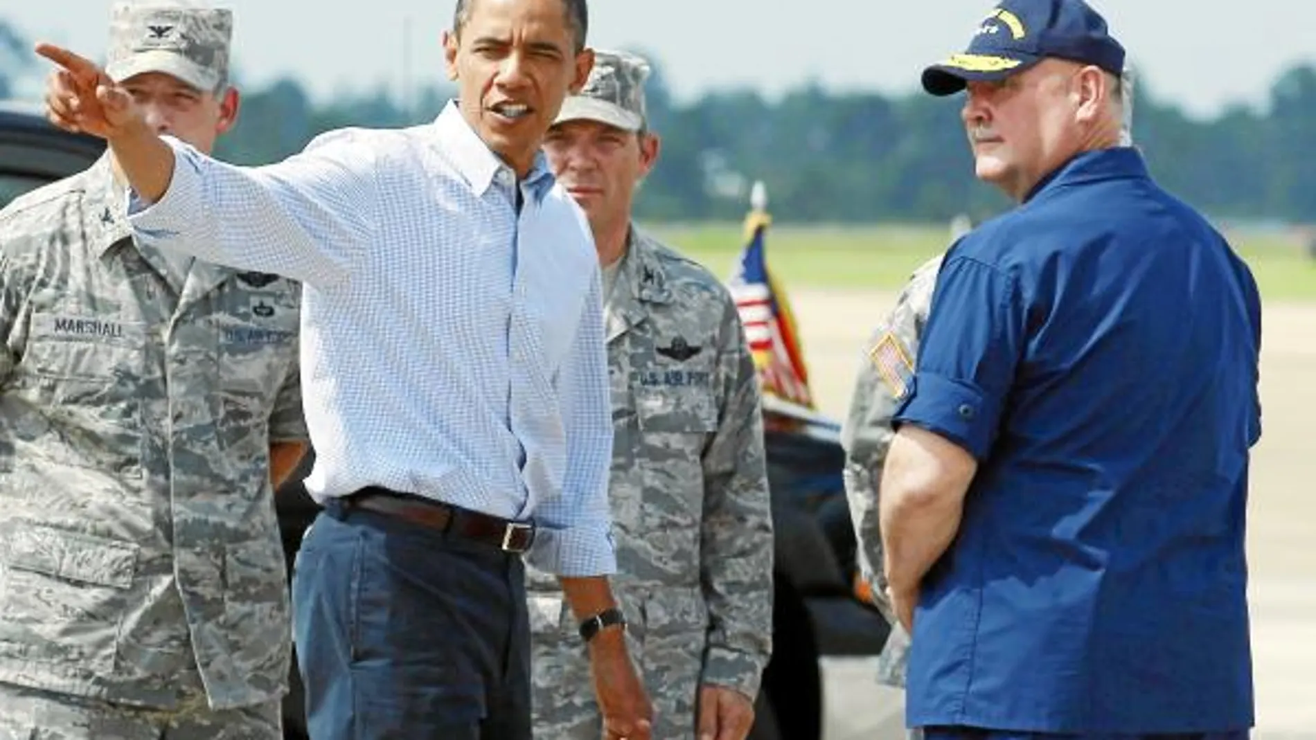 El presidente Barack Obama dialoga con personal de la Guardia Costera de EE UU a su llegada al aeropuerto, en Gulfport, Mississippi