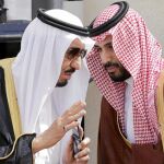 El rey Salman (izquierda) conversa con el príncipe Mohamed en una imagen de archivo