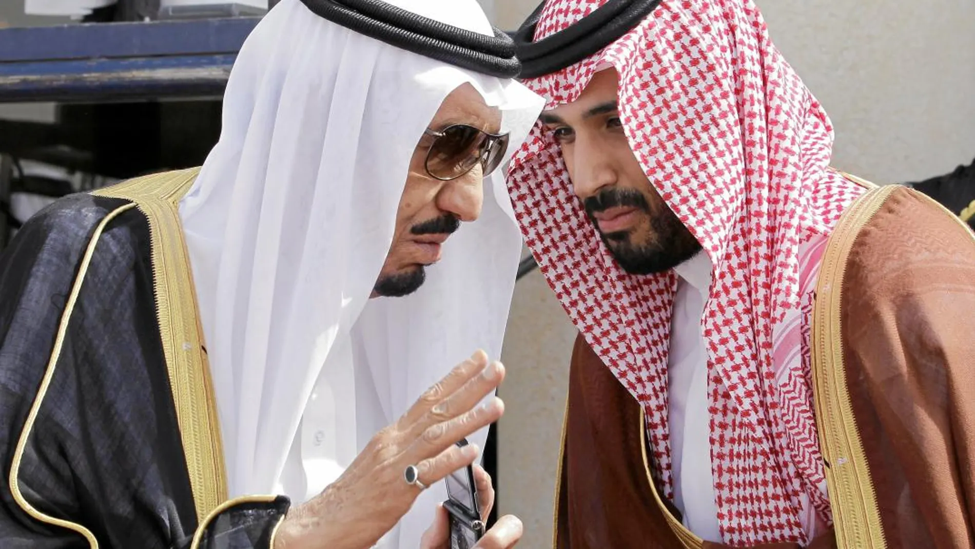 El rey Salman (izquierda) conversa con el príncipe Mohamed en una imagen de archivo
