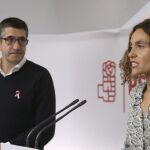 La secretaria de Estudios y Programas del PSOE, Meritxell Batet, y el secretario de acción política y libertades del PSOE, Patxi López, durante la rueda de prensa que ofrecieron tras la reunion de la Ejecutiva Federal del PSOE