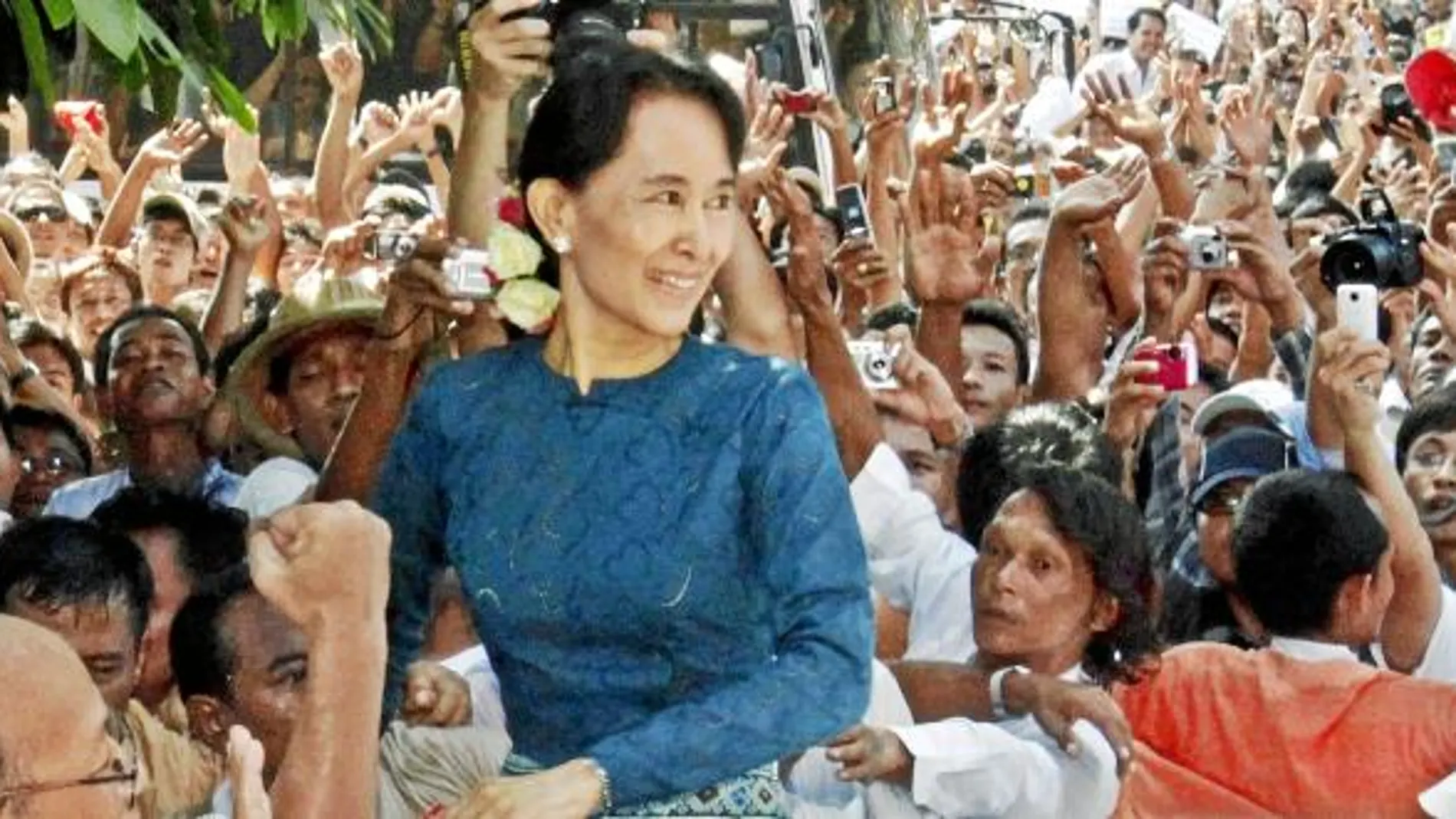 La líder opositora birmana, Aung San Suu Kyi, se dirigió ayer a sus simpatizantes en un acto celebrado en la capital, Rangún