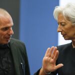 El ministro de Finanzas griego, Yanis Varufakis saluda a la directora gerente del Fondo Monetario Internacional (FMI), Christine Lagarde