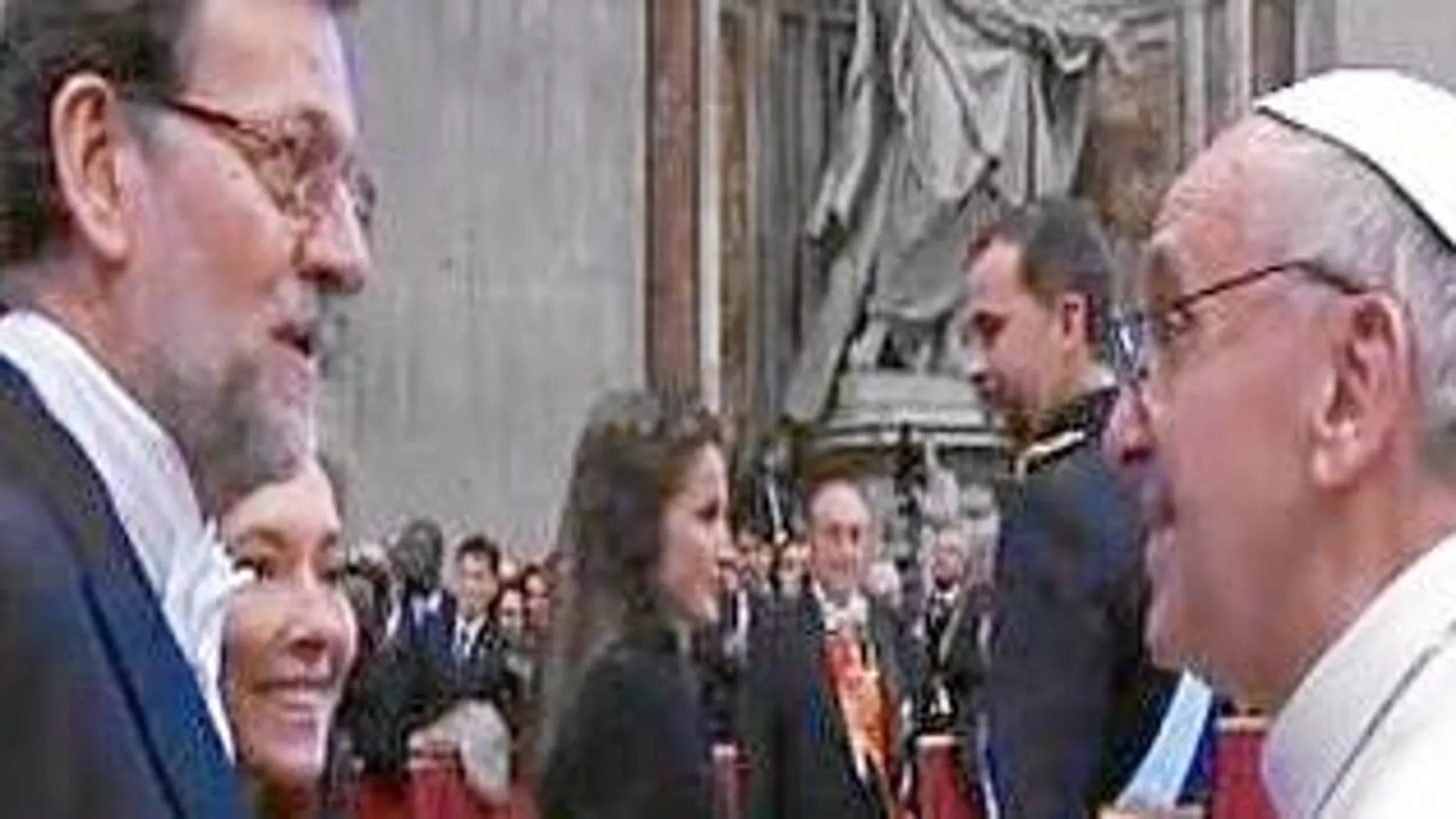 Mariano Rajoy y su esposa, Elvira Fernández, saludan al Papa tras la misa de inicio de Pontificado