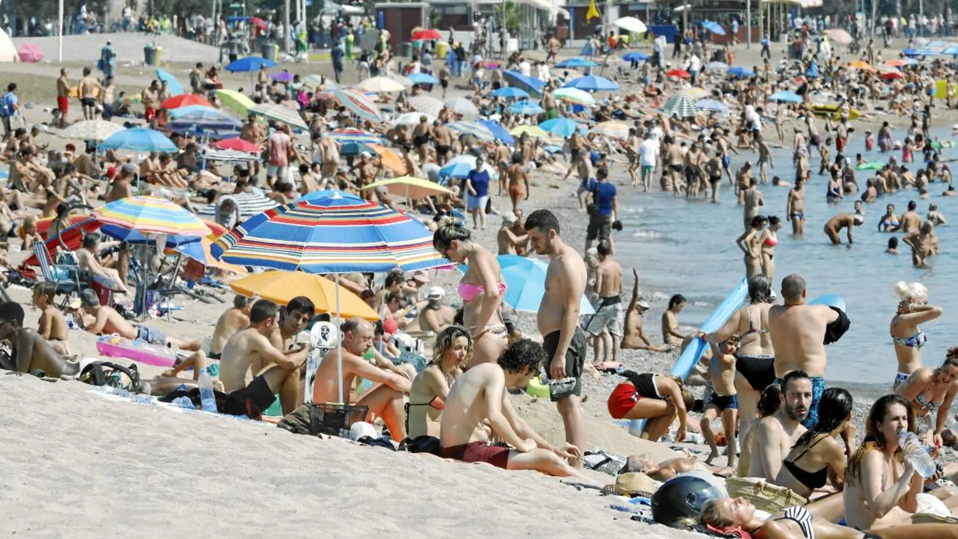 El litoral catalán se ha llenado de gente este fin de semana para tratar de combatir las altas temperaturas registradas. EFE/ Andreu Dalmau