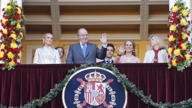 Don Juan Carlos en el Palco Real de Las Ventas acompañado por Cristina Cifuentes y la Infanta Elena