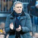 José Mourinho aplaude una jugada de su equipo