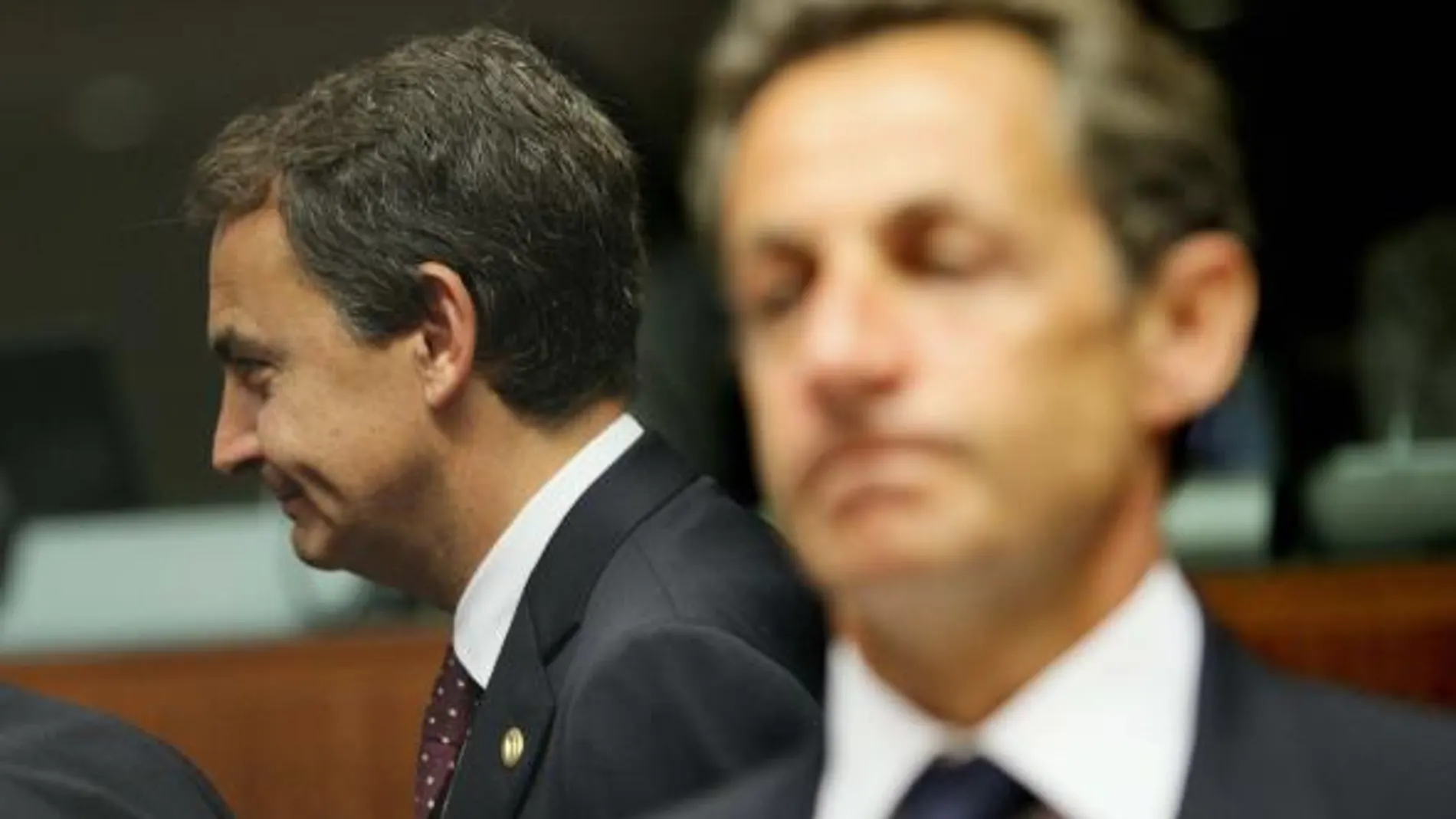 Zapatero y Sarkozy, antes de dar comienzo la cumbre de líderes de la Unión Europea