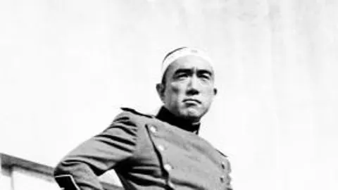Fotograma de la película «Mishima», que se reestrena en España el 26 de junio (1). Mishima horas antes de morir (2)