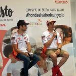 Dani Pedrosa y Marc Márquez durante la presentación de la campaña «El valor de un gesto»