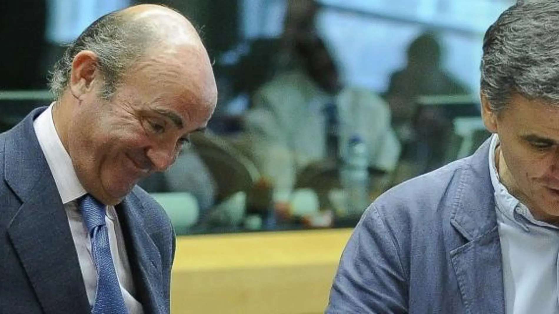 El nuevo ministro griego de Finanzas, Euclides Tsakalotos conversa con Luis de Guindos, antes del inicio de una reunión especial de los ministros de Finanzas de la Unión Europea en Bruselas.