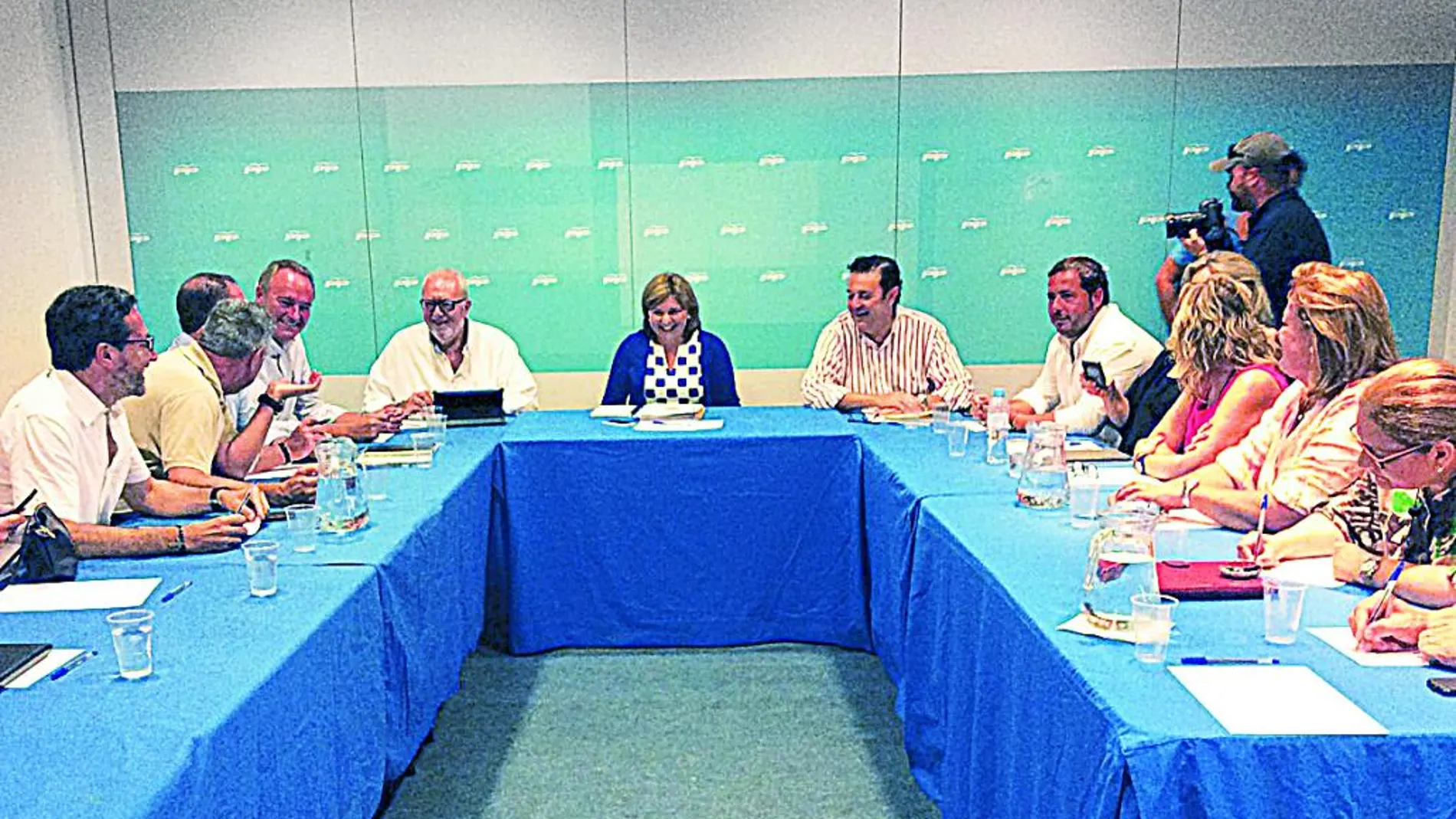 Bonig presidió la reunión con los parlamentarios en el Congreso y el Senado a la que asistió Alberto Fabra.