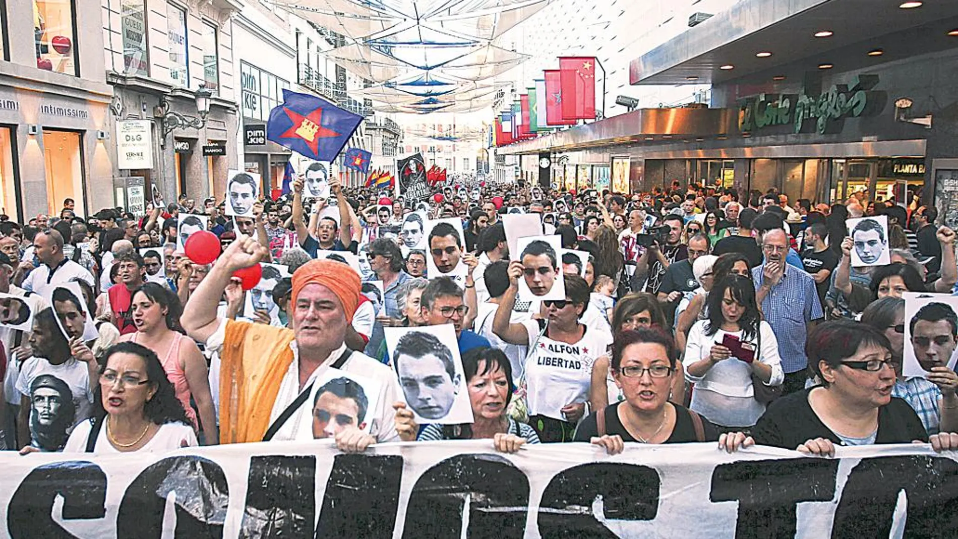 Miles de personas acudieron ayer a la protesta contra la detención y envío a prisión de «Alfon» este miércoles