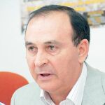 Piden a Espinosa que «se vaya» si no defiende el aceite en la UE