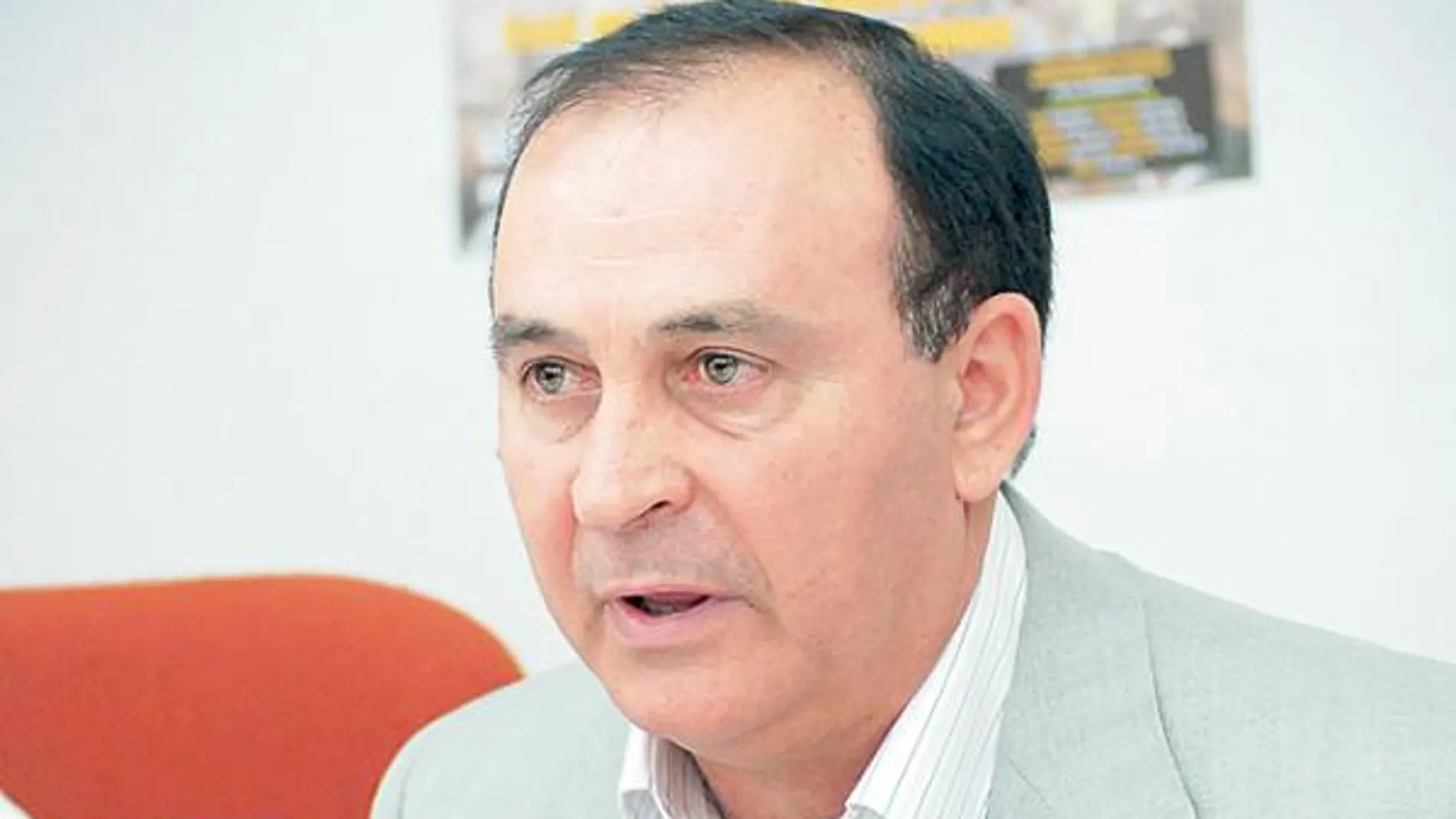 Piden a Espinosa que «se vaya» si no defiende el aceite en la UE