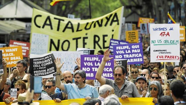 Un grupo de personas se manifestó ayer en contra de la presencia de Felipe VI en los homenajes a las víctimas / Efe