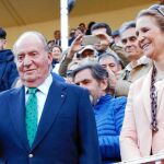 El Rey Emérito junto a su hija, la Infanta Elena, en Las Ventas
