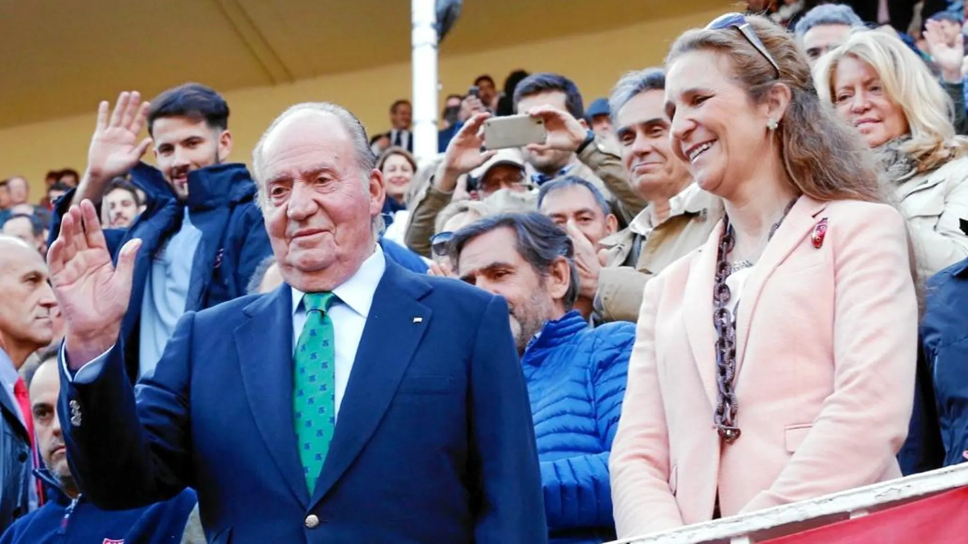 El Rey Emérito junto a su hija, la Infanta Elena, en Las Ventas