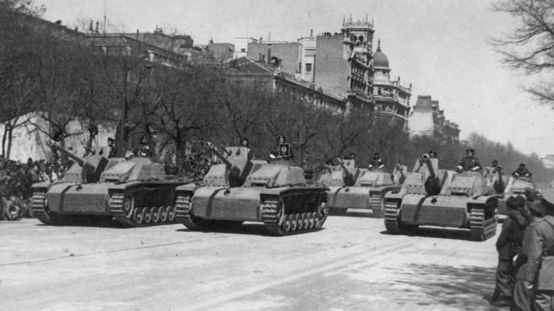 En la fábrica de Trubia (Asturias) se fabricó armamento, material bélico y tanques –en la imagen, un desfile– con patentes alemanas