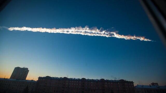 Algunos meteoritos, como éste que cayó en Rusia en 2013, causan importantes daños, aunque no es lo habitual