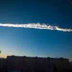 Algunos meteoritos, como éste que cayó en Rusia en 2013, causan importantes daños, aunque no es lo habitual