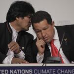 Morales y Chávez conversan durante una reunión