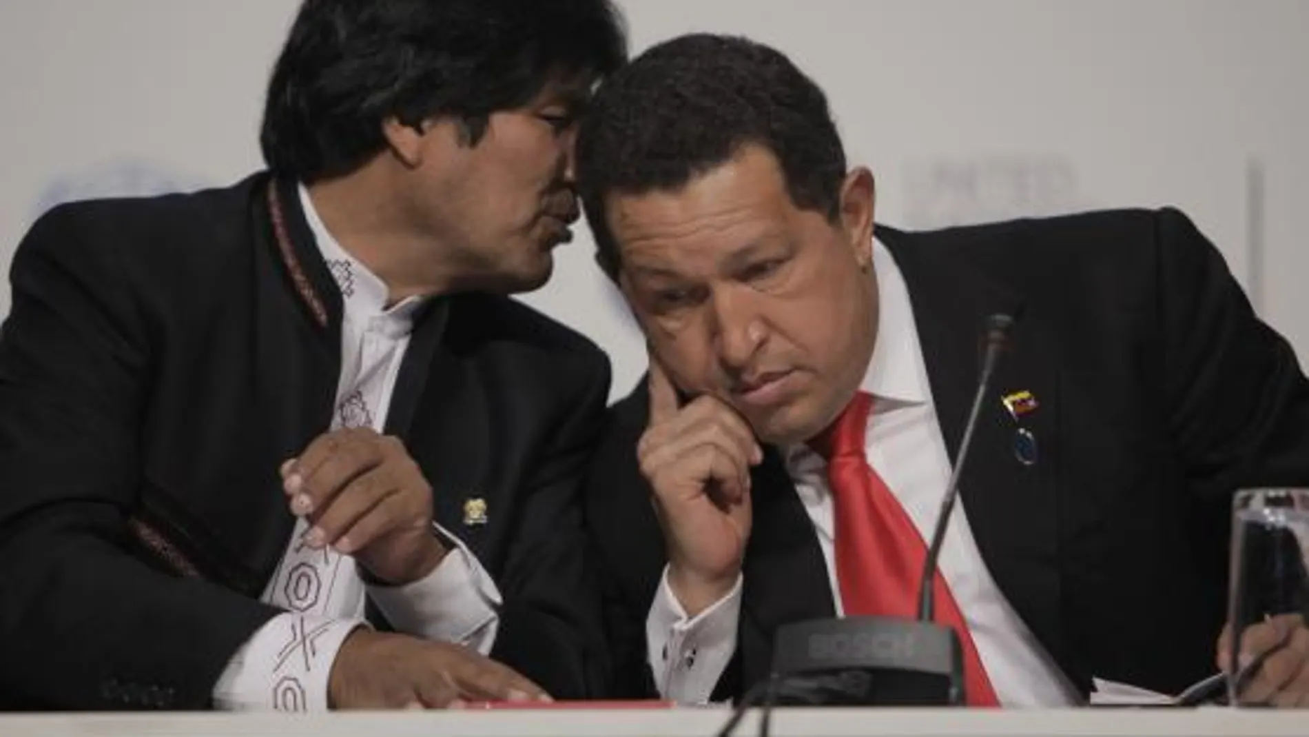 Morales y Chávez conversan durante una reunión