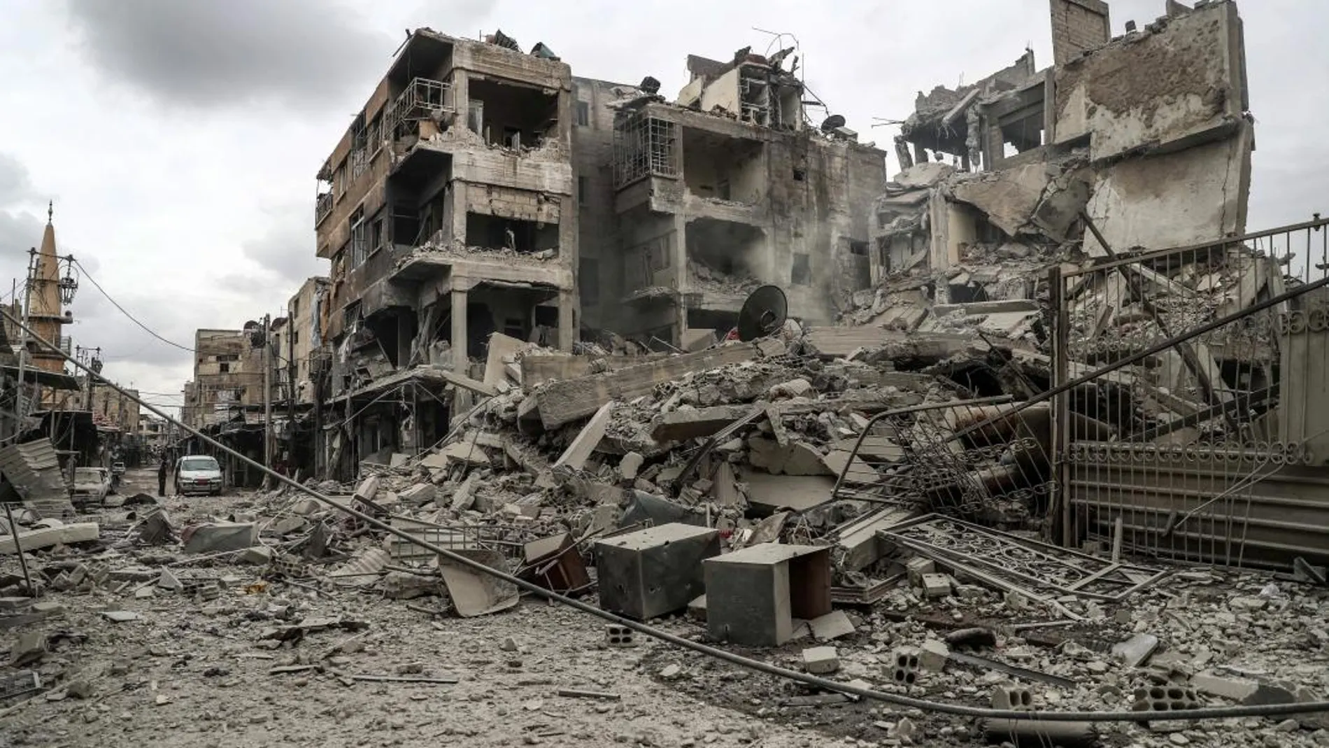 Vista de la calle y edificios en ruinas después de varios bombardeos, en Duma, feudo rebelde de Guta Oriental (Siria) el pasado 22 de febrero