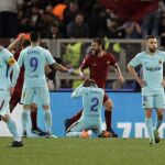 Los jugadores del Roma celebran uno de los tres goles anotados al Barcelona en Liga de Campeones