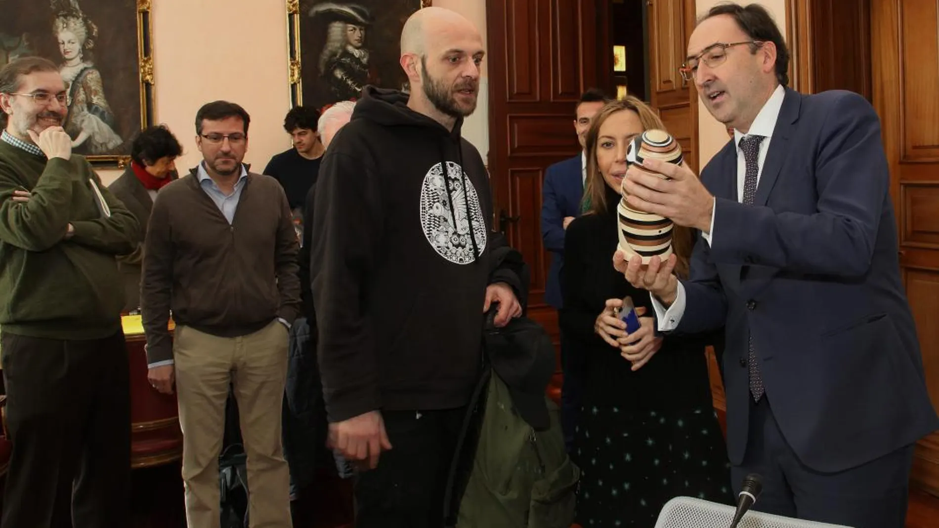 El alcalde Alfonso Polanco bromea con el diseñador ElDimitry, en presencia del director de la Muestra, Fernando Méndez