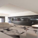 El spa del hotel se encuentra bajo las bóvedas de la antigua iglesia del convento. Enormes caracolas de cristal ocultan las cabinas de ducha. Los muebles son de diseño y conjugan modernidad y confort