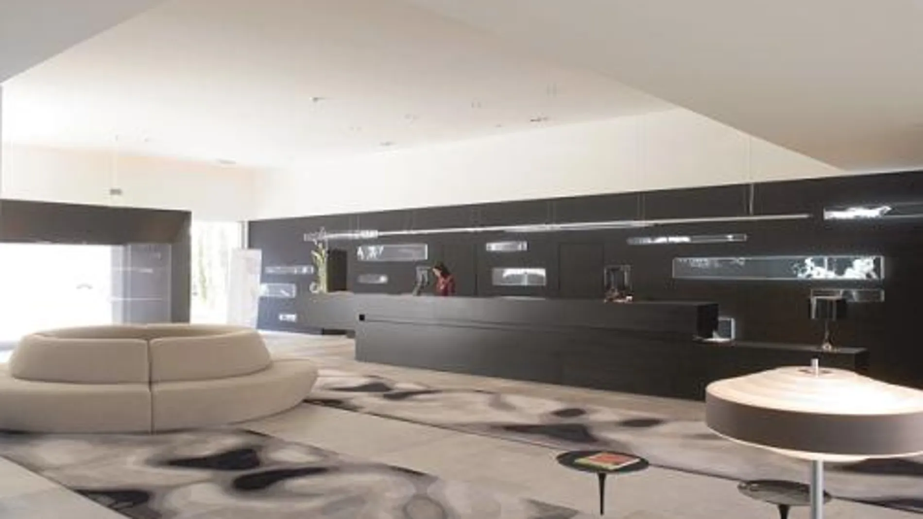El spa del hotel se encuentra bajo las bóvedas de la antigua iglesia del convento. Enormes caracolas de cristal ocultan las cabinas de ducha. Los muebles son de diseño y conjugan modernidad y confort