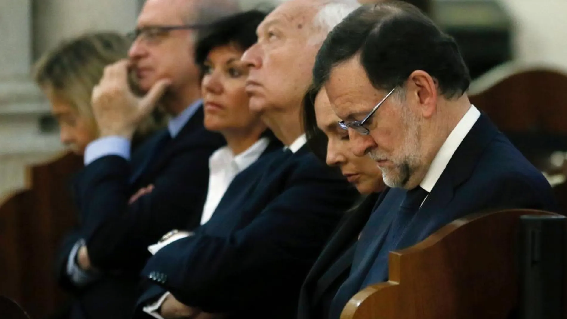 Rajoy (d), y su mujer Elvira Fernández acompañados, entre otros, por los ministros en funciones García-Margallo y Fernández Díaz