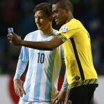 Messi fue sorprendido por el jugador de Jamaiica Deshorn Brown, que le pidió hacerse un «selfie» con él tras el pitido final