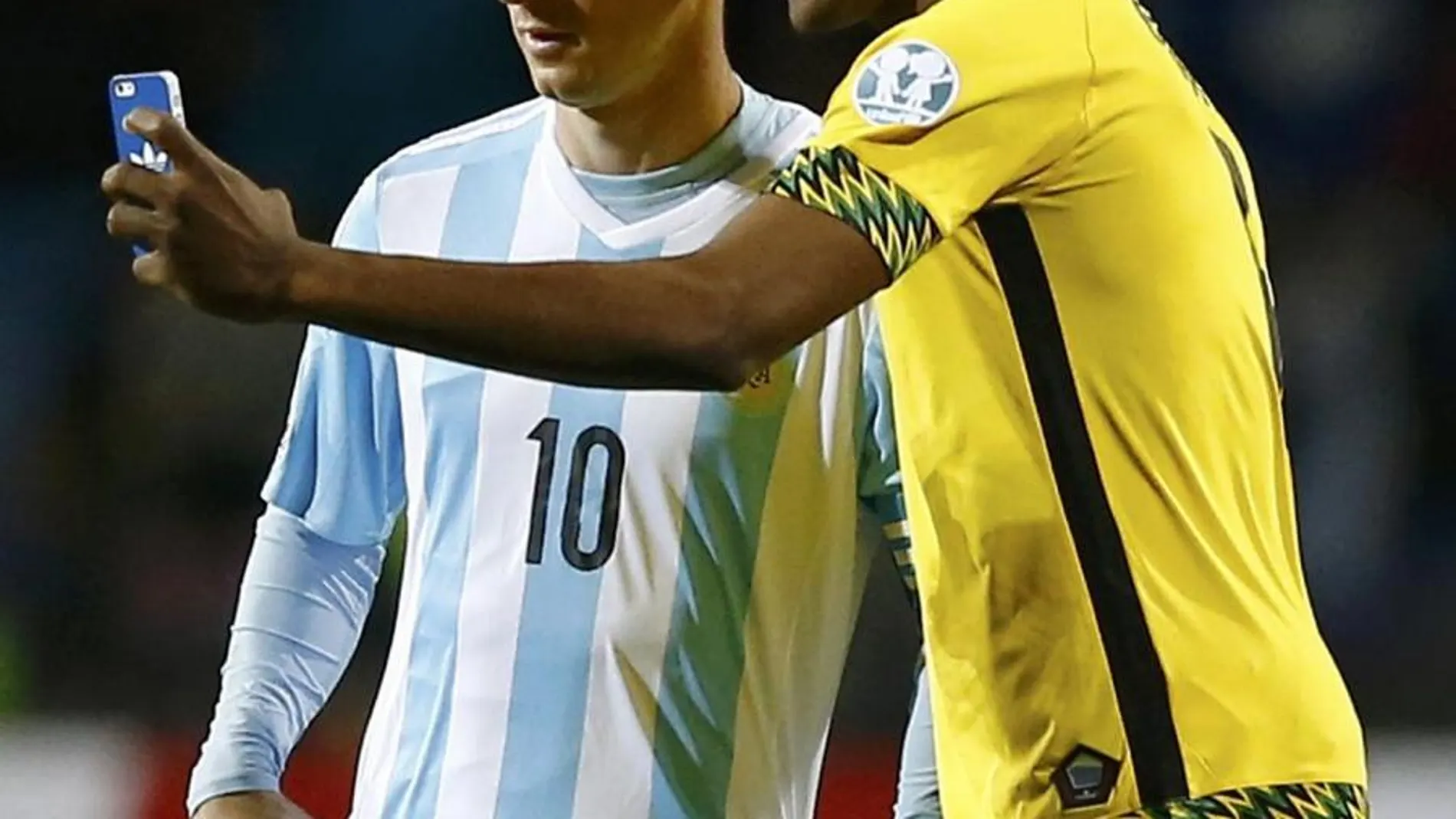 Messi fue sorprendido por el jugador de Jamaiica Deshorn Brown, que le pidió hacerse un «selfie» con él tras el pitido final