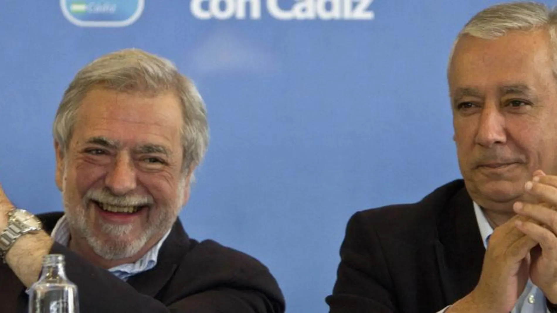 Antonio Beteta (i) y Javier Arenas (d) aplauden durante la Intermunicipal del PP de Cádiz en Chiclana de la Frontera.