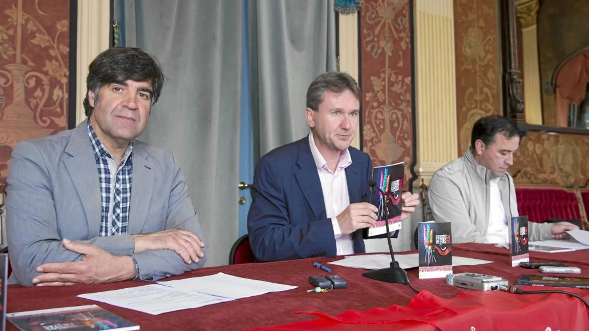El alcalde de Burgos, Javier Lacalle, presenta el programa de Fiestas de San Pedro y San Pablo, junto al concejal Fernando Gómez y José Antonio Antón