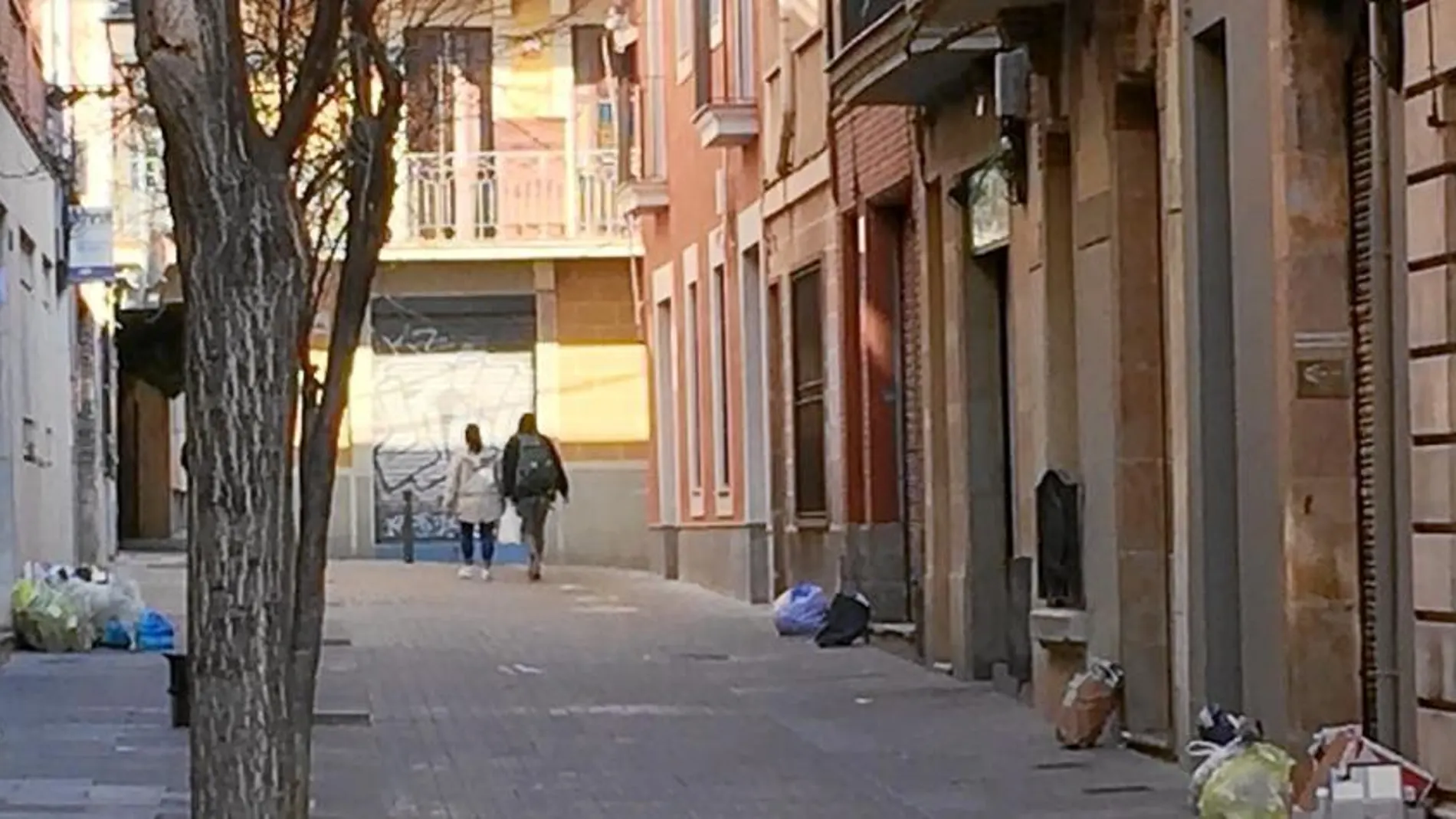 El histórico casco antiguo de Sarrià es la zona más castigada por el nuevo proyecto municipal. En la imagen aparece la calle Pedró de la Creu, ayer por la mañana, con mucha basura
