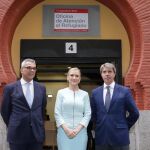 La presidenta de la Comunidad de Madrid, Cristina Cifuentes, inaugura la oficina madrileña de refugiados.