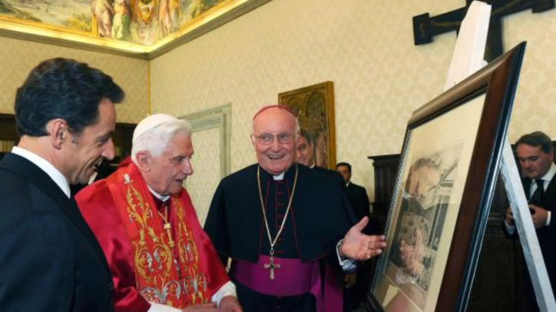 Sarkozy hizo varios regalos al Papa en su visita al Vaticano