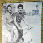 Stephen Boyd y Charlton Heston, en Vespa