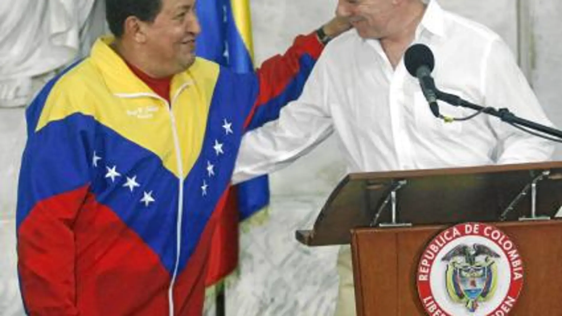 El presidente colombiano, Juan Manuel Santos, saluda a Chávez antes de la rueda de prensa en Santa Marta