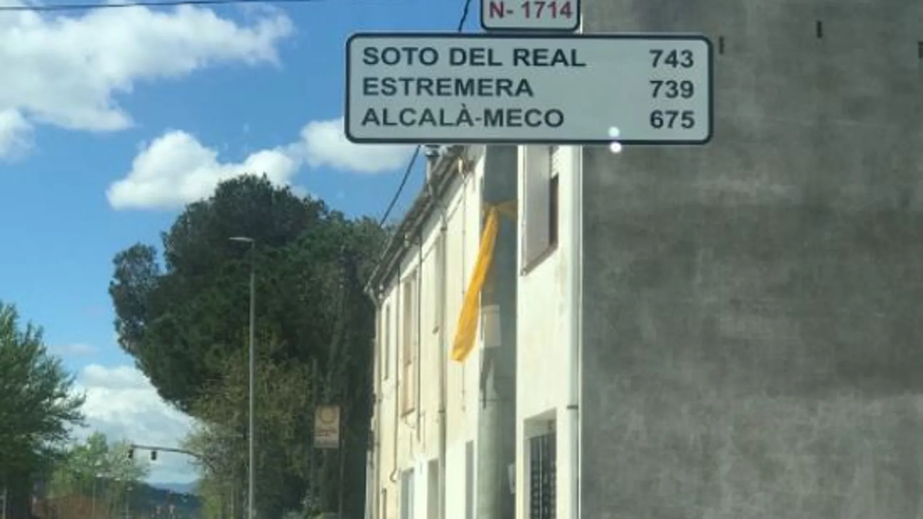 La señal indica los kilómetros a Estremera, Soto del Real y Alcalá Meco