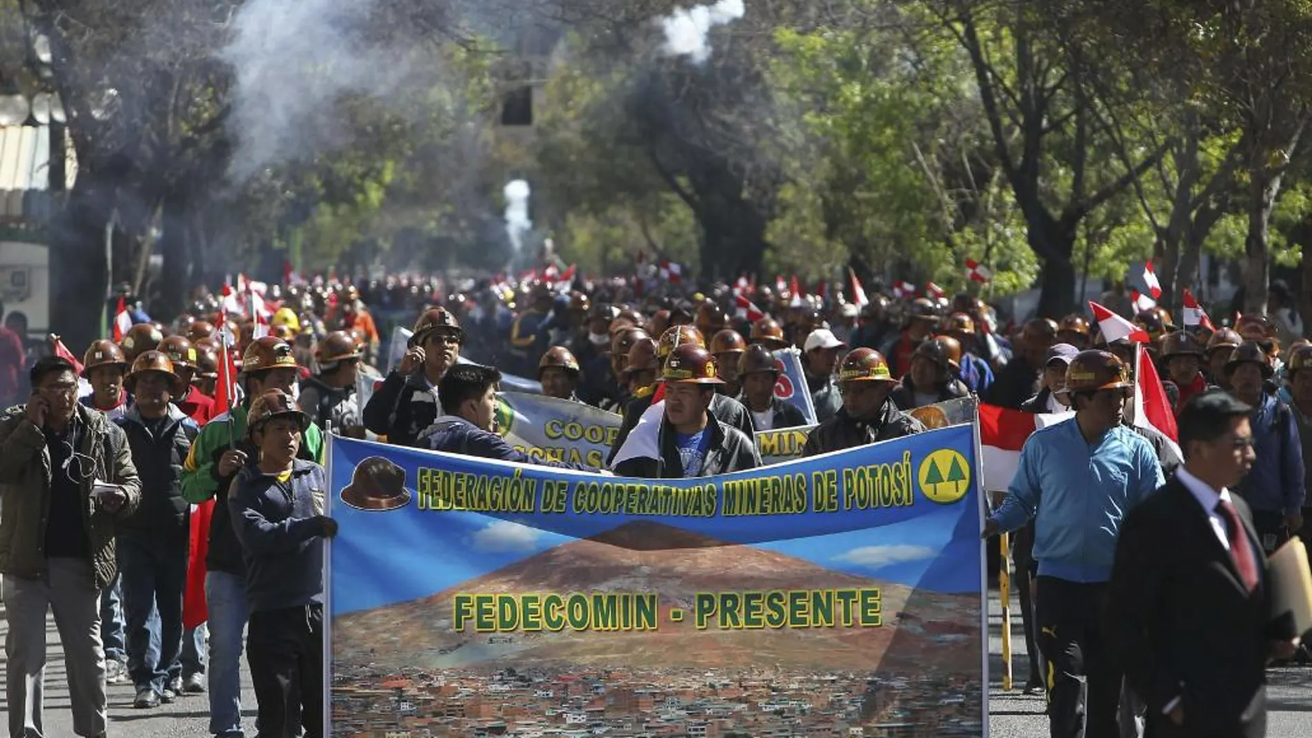 Integrantes del Comité Cívico de Potosí, junto con un grupo de mineros