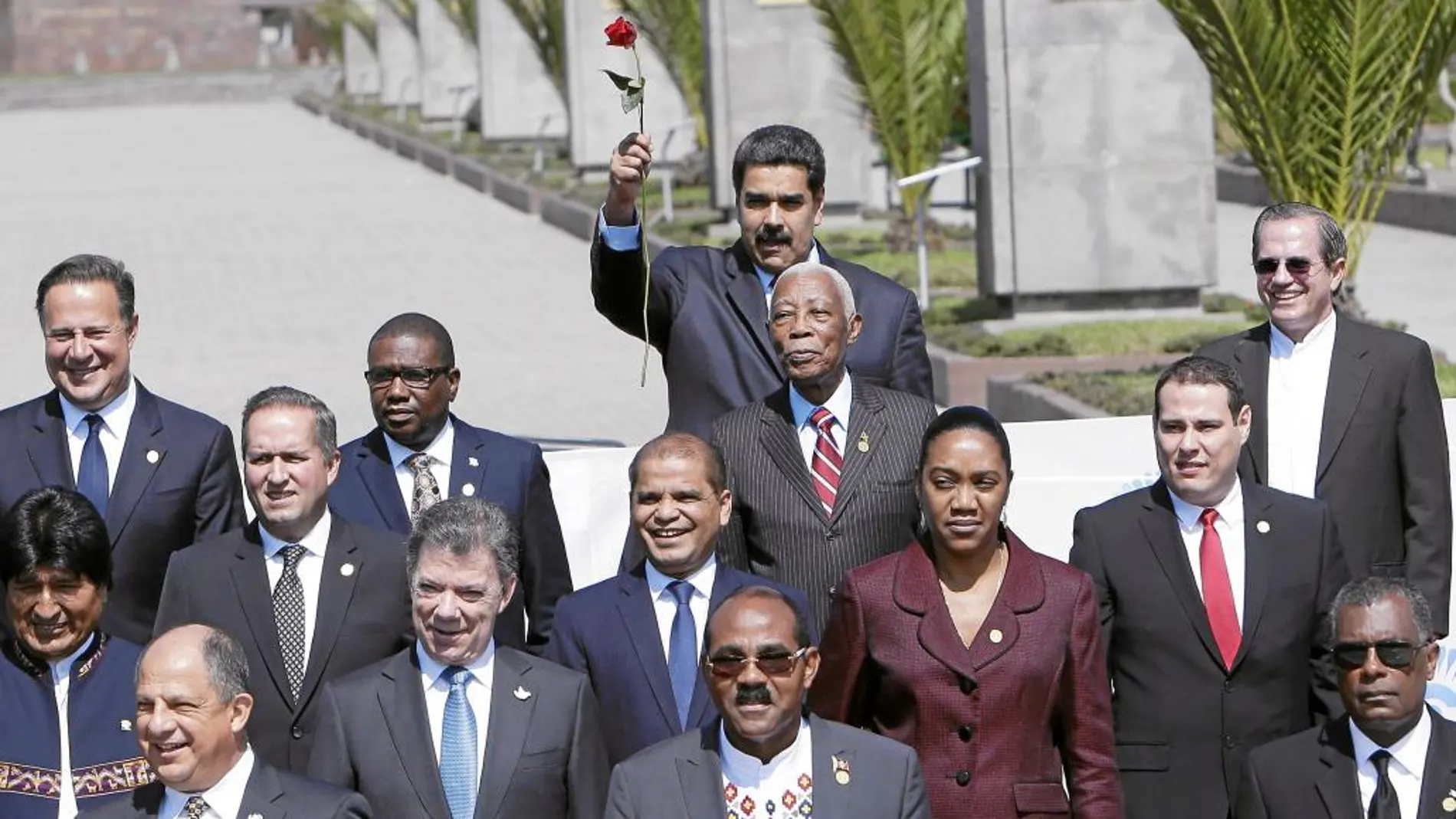 El presidente venezolano sostiene una rosa en la foto oficial de la cumbre de la Celac