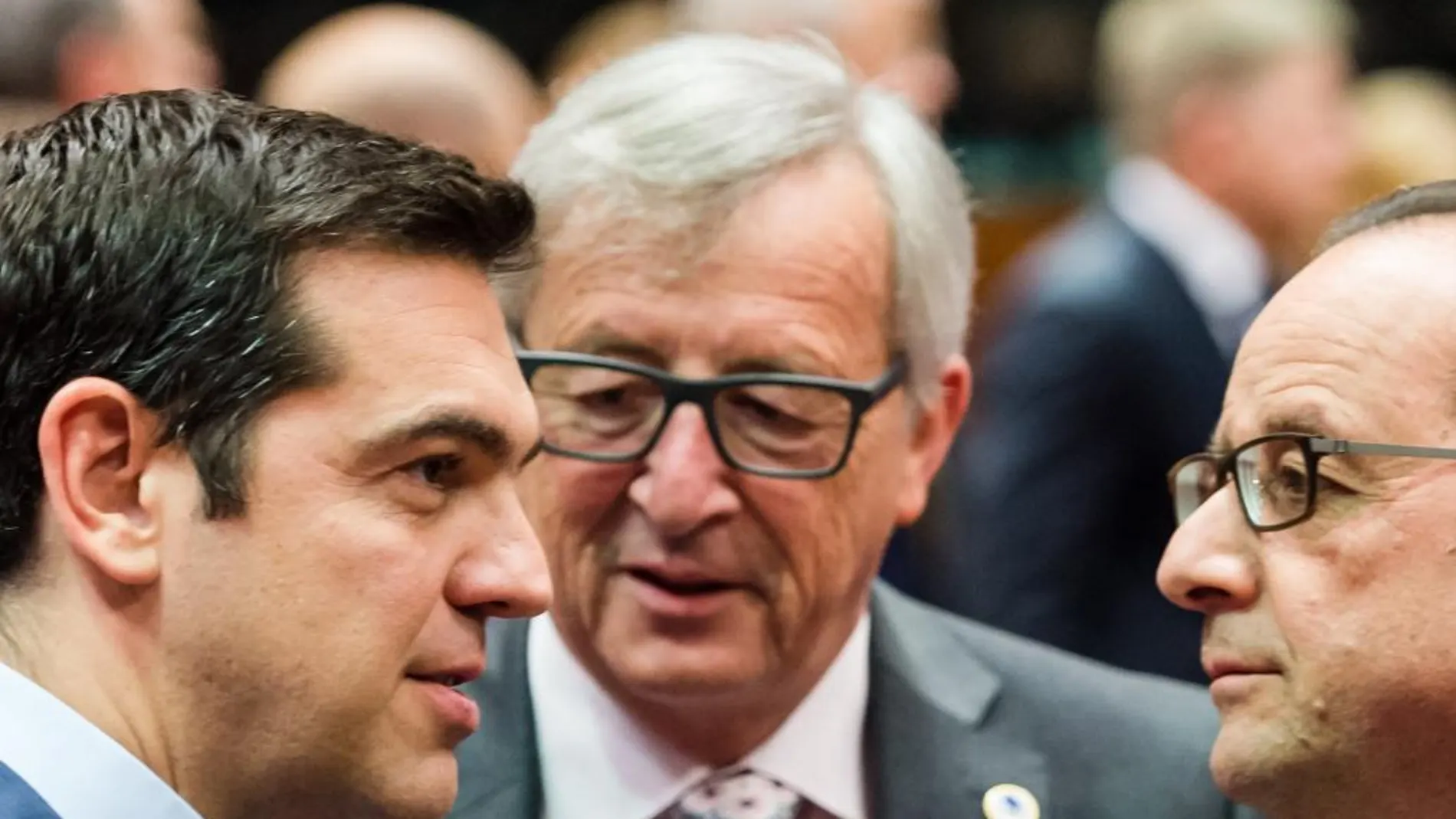 Alexis Tsipras habla con el presidente de la Comisión Europea, Jean-Claude Juncker, y el presidente francés, Francois Hollande, durante la reunión de jefes de Estado de la eurozona.
