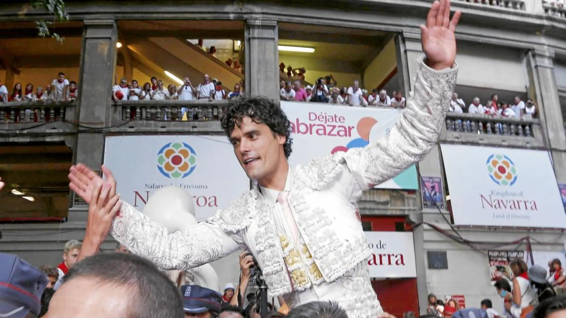 Miguel Abellán sale a hombros de la Misericordia de Pamplona en la sexta de feria